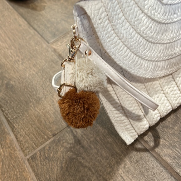 Two Straw purse with wood handles and small white crossbody straw purse - Picture 9 of 12